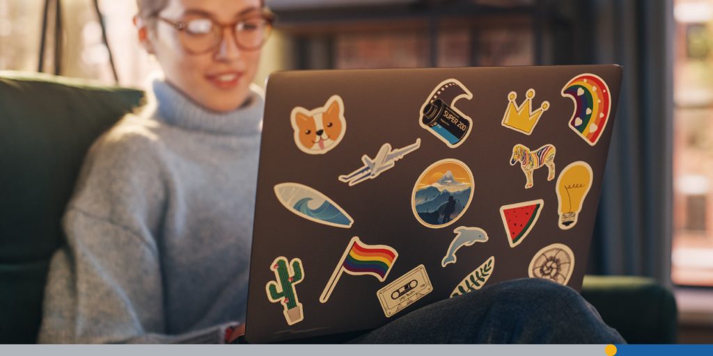 Laptop cover with logos in sticker format.